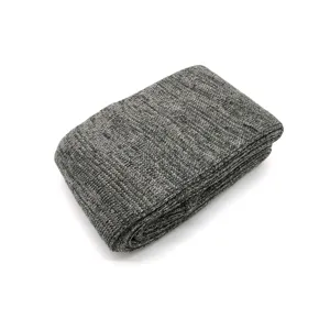 Nahaufnahme des gestrickten Gewebes der Sockendekoration mit weicher und elastischer Textur.