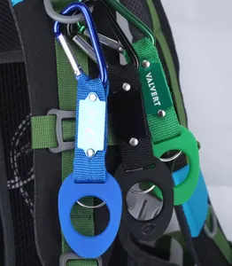 Detailansicht von tragbaren Silikon-Flaschenhaltern mit stabilem Karabiner für Rucksäcke.