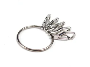 Set portachiavi in metallo con moschettoni a molla multipli, accessorio in lega resistente.