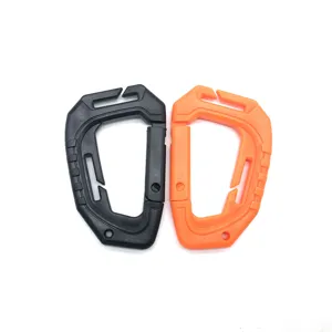 Detailansicht des robusten taktischen Kunststoff Karabiner D-Ring Clips für Outdoor Ausrüstung.