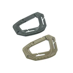 Taktischer Outdoor Karabiner Detailaufnahme, Kunststoff MOLLE D-Ring Haken Ausrüstung.