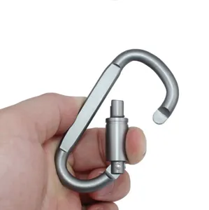 Nahaufnahme der grauen Metallkarabiner-Verschlussmechanik für sichere Outdoor-Aktivitäten.