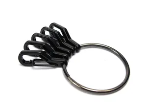 Primo piano dettagliato di moschettoni a molla neri fissati su un anello portachiavi in metallo.