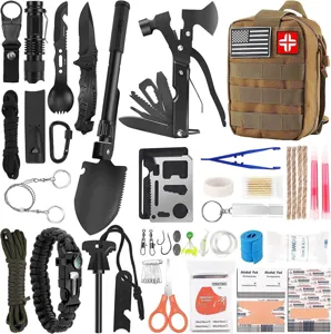 Outdoor survival tactische uitrusting set met schop, mes, zaklamp en eerste hulp benodigdheden.