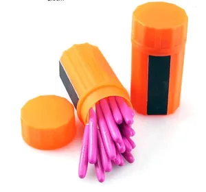 Fiammiferi di sopravvivenza impermeabili e antivento in custodia di plastica arancione outdoor.