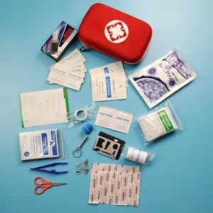 Gedetailleerde weergave van eerstehulpkit componenten inclusief verband, medische hulpmiddelen en tools.