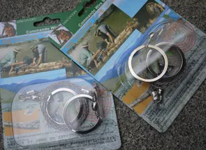 Detailansicht der tragbaren Outdoor Ueberlebens-Drahtsaege in Blisterpackung mit Doppelringen.