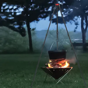 Verstellbares Aluminium-Dreibein für Outdoor-Camping mit Kette zum Kochen am Lagerfeuer.