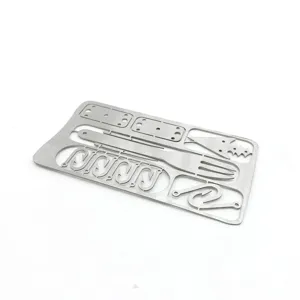 Roestvrijstalen outdoor survival viskaart, close-up met afneembare haken en kleine speer.