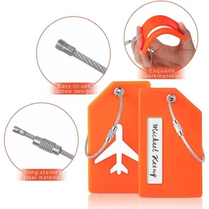 Détail d'étiquette de bagage en silicone avec câble à vis inox et matériau souple.