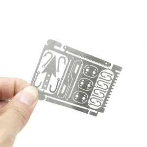 Carte de survie de pêche en acier inoxydable multi-outils avec hameçons pour le camping.