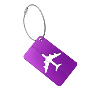 Étiquette de bagage en métal violet avec découpe d'avion et câble en acier pour valise.