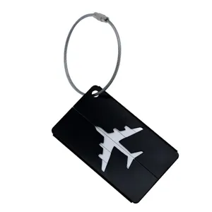 Détail de l'étiquette de bagage en aluminium noir avec design d'avion et anneau en fil d'acier.