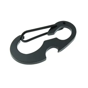 Mosquetón EDC de metal negro con forma de escarabajo y abridor llavero para actividades al aire libre.
