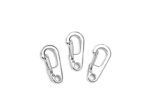 Nahaufnahme des silbernen Mini-D-Karabiners, kompakter Metall-Schlüsselanhänger EDC-Werkzeug.