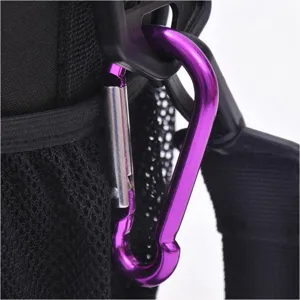 Close-up van het paarse aluminium carabiner haak detail voor tassen en outdooruitrusting.