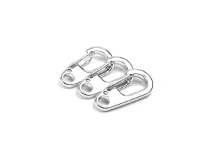 Nahaufnahme des mini silbernen Metall D-förmigen Karabiner Schlüsselanhängers EDC Werkzeug.