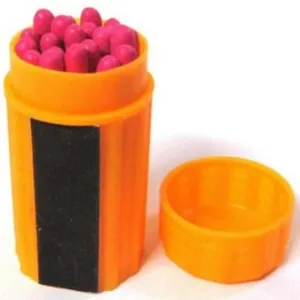 Fiammiferi impermeabili da esterno con custodia di sopravvivenza in plastica arancione robusta.