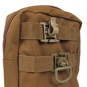 Taktische Molle Tasche Detailaufnahme mit strapazierfähigem Gurtband und drehbarem D-Ring.