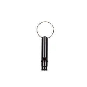 Zwarte metalen overlevingsfluit met sleutelhanger, draagbaar noodhulpuitrusting.