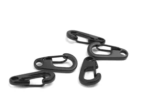 Nahaufnahme Detail des schwarzen Mini D-Karabiners Schlüsselanhänger Snap-Haken EDC.
