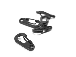 Detailaufnahme des schwarzen Mini Karabiners als praktischer EDC Schlüsselanhänger.