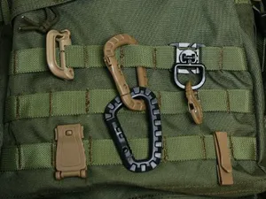 Taktisches Rucksack Molle Zubehör Set, robuste Kunststoff D-Ring Karabiner für Outdoor Ausrüstung.