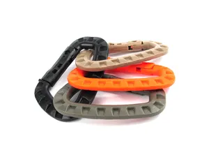 Nahaufnahme von bunten taktischen Kunststoff-Karabinern, Outdoor D-Ring Schlüsselanhänger-Clips.
