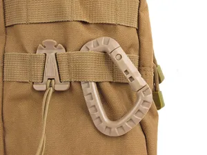 Detaillierte Nahaufnahme von taktischem Rucksack Kunststoff Karabiner und D-Ring Schnalle.