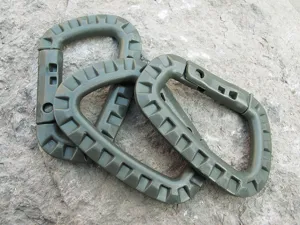 Leichter taktischer Kunststoff D-Ring Karabiner in Olivgrün für Outdoor Rucksack Befestigung.