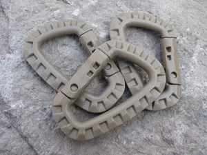Taktischer Kunststoff D-Ring Karabiner Detailansicht, robuster Schnapphaken für Rucksack.