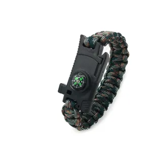 Dettaglio del braccialetto di sopravvivenza in paracord con bussola integrata e fibbia resistente.