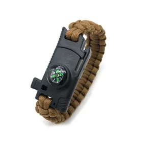 Primo piano dettagliato del braccialetto di sopravvivenza in paracord con bussola.