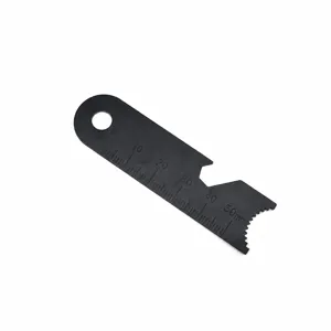 Detailweergave van de outdoor gereedschapsschraper, zwart metalen multitool met schaal.