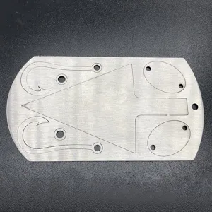 Tarjeta de supervivencia multifunción de acero inoxidable con anzuelos y detalles de flecha.