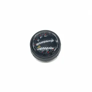 Detailansicht eines 20mm Mini Outdoor Überlebens Kompasses Thermometer für Paracord Bänder.