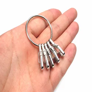 Set portachiavi in lega con grande anello e diversi moschettoni a molla per chiavi.