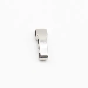 Primo piano sul dettaglio del gancio in metallo argentato per bracciali di sopravvivenza.