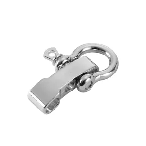 Dettaglio maniglione a U in acciaio inox con barra a vite regolabile e solida asola.