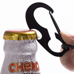 Mosquetón abridor de botellas de metal EDC multifuncional llavero, vista detallada.