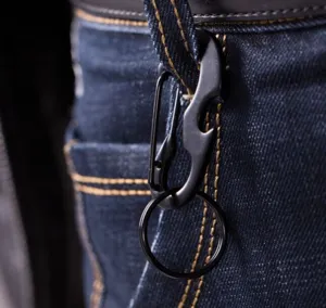 Detalle de gancho llavero abridor EDC de metal para exteriores, mosquetón negro.