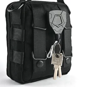 Bolso táctico negro con llavero retráctil y llavero de cable de acero de alta resistencia.