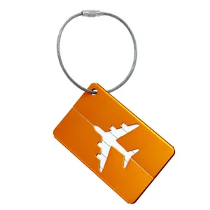 Etiquette de bagage en aluminium orange avec motif d'avion creux et cable en acier pour voyage.