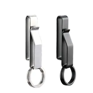 Dettaglio della clip per cintura da uomo in acciaio inossidabile con anello doppio metallico.