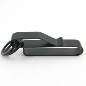 Dettaglio clip chiave cintura in acciaio inossidabile con struttura metallica nera e anelli.