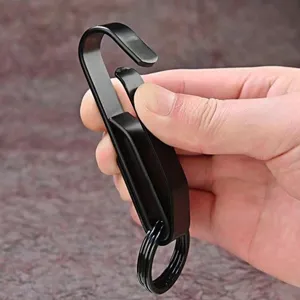 Primo piano dettagliato del gancio portachiavi per auto in metallo nero con clip da cintura.
