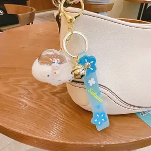 Niedlicher Acryl Hasen Schlüsselanhänger Detailansicht, süßer Wolken Taschenanhänger Accessoire.