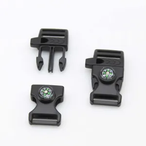 Plastic gesp detail met ingebouwd kompas en fluitje voor paracord armbanden en accessoires.