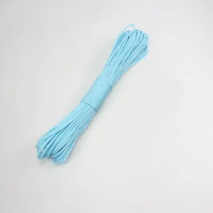 Duurzaam lichtblauw paracord survival touw voor buiten kamperen, wandelen en dagelijks gebruik.