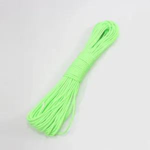 Detailopname van felgroene paracord survivalkabel, netjes opgerold voor buitengebruik nu.